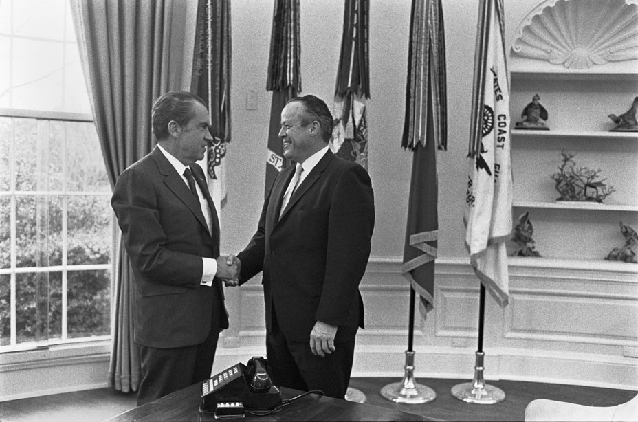 A couple of men shaking hands

Description automatically generated with medium confidence