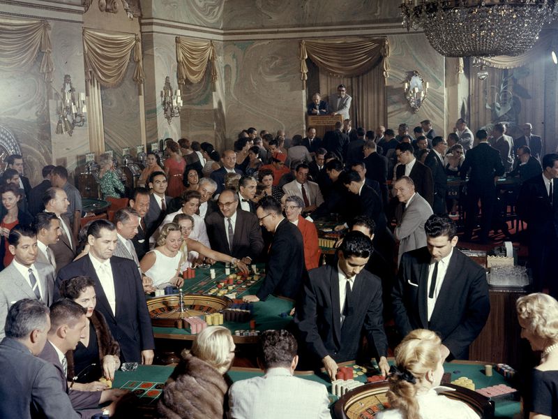 A group of people in a room

Description automatically generated with medium confidence