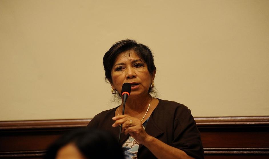 A person holding a microphone

Description automatically generated with medium confidence