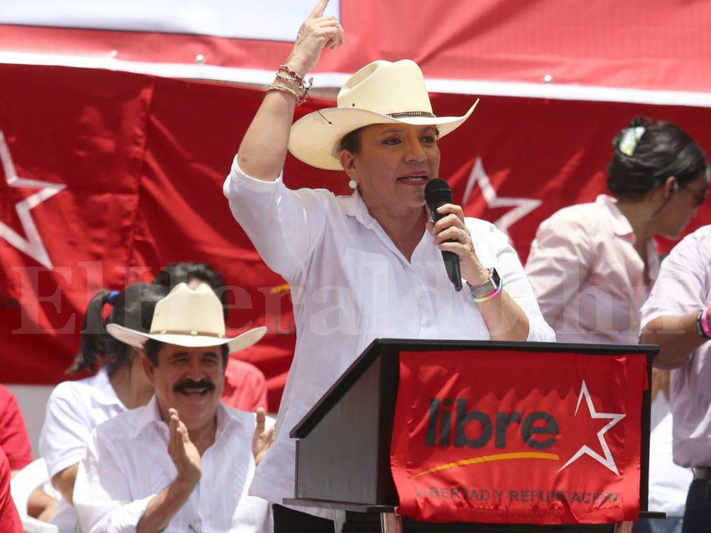 A person wearing a cowboy hat and holding a microphone

Description automatically generated with low confidence