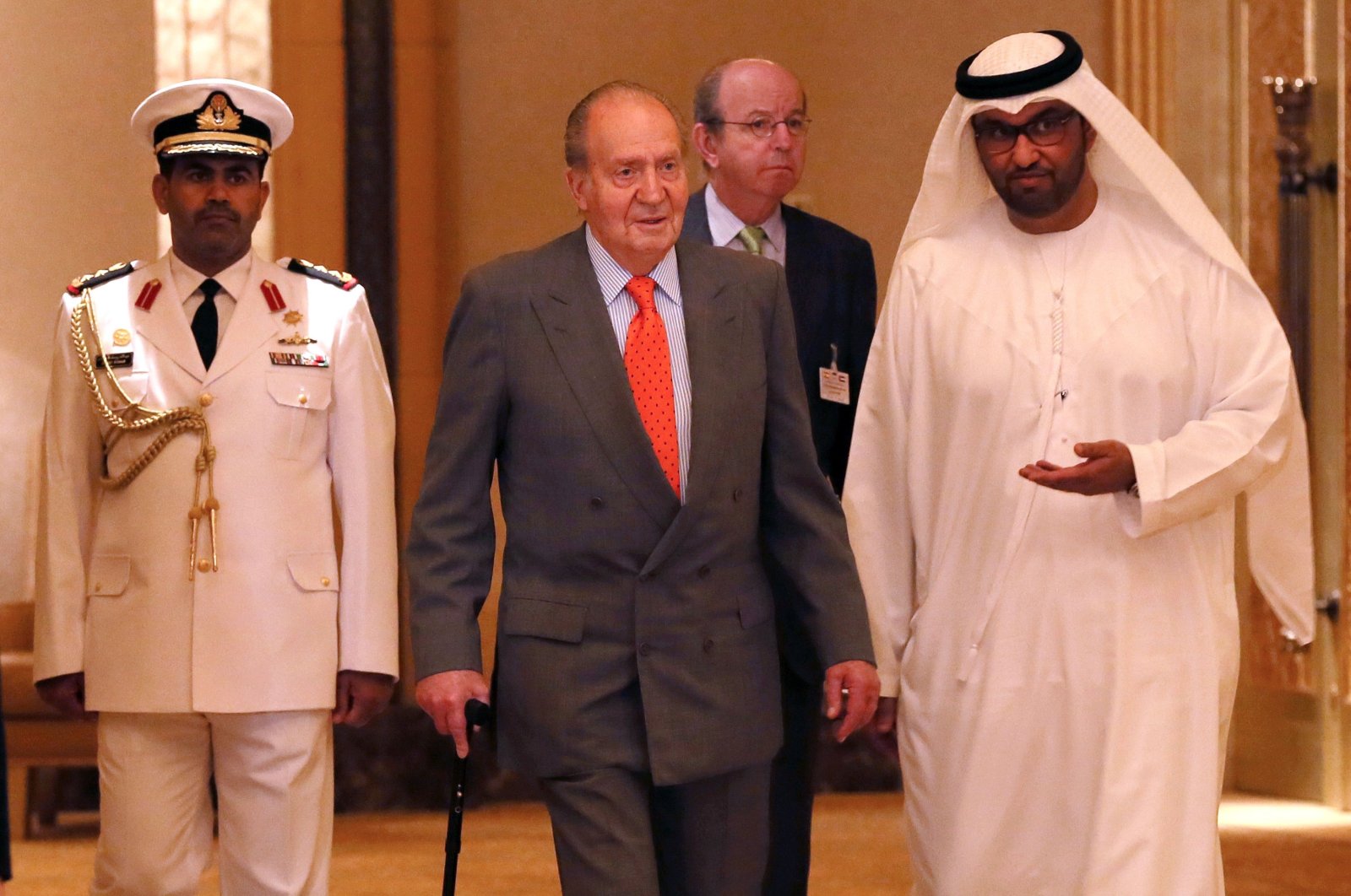 Spain's King Juan Carlos (C) is welcomed by State Minister and chief executive officer of the Abu Dhabi Future Energy Company (Masdar), Sultan Ahmed al-Jaber upon his arrival for a session of the first UAE-Spain Economic Forum at the Emirates Palace hotel in Abu Dhabi, United Arab Emirates, April 14, 2014. (AFP Photo)