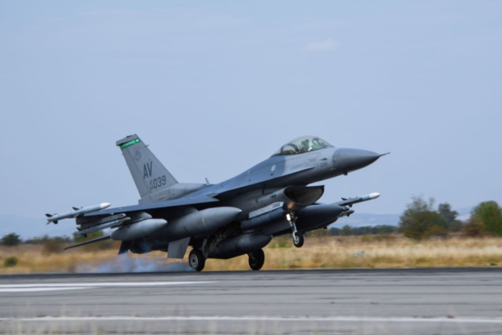 20200919_us_f-16_av_lands-xy4Wx1