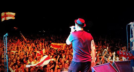 A picture containing person, crowd

Description automatically generated