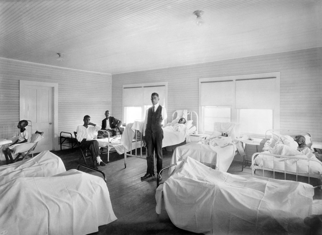A group of people in a room

Description automatically generated with medium confidence