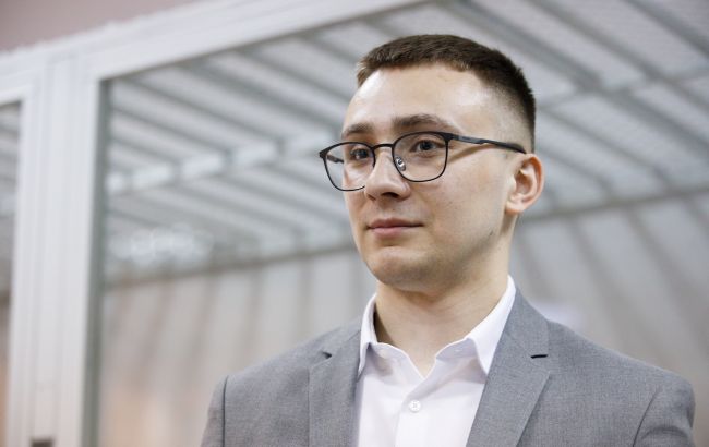 A person wearing glasses

Description automatically generated with medium confidence