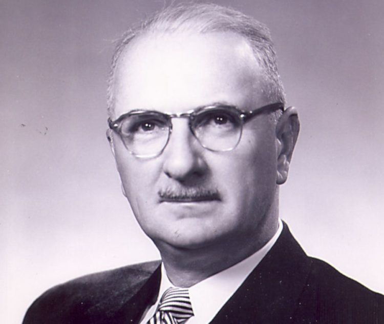 A person wearing glasses

Description automatically generated with medium confidence