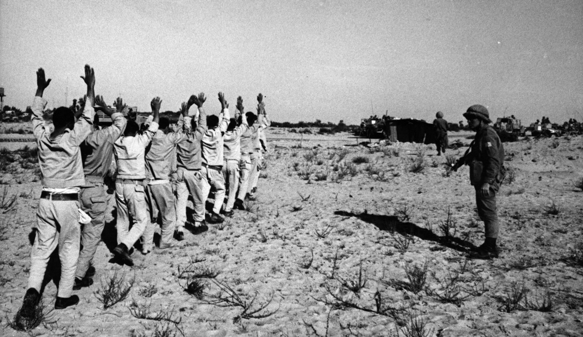 Egyptian prisoners and Israeli soldiers in the Sinai during the Six-Day War in June 1967 in Egypt. Fondation Gilles CARON/Gamma-Rapho via Getty Images.
