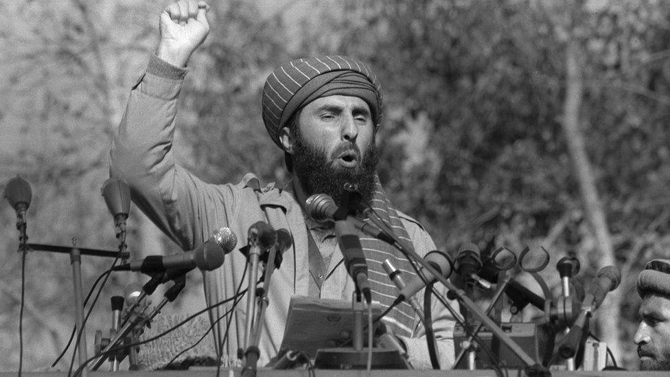 Gulbuddin Hekmatyar addresses a crowd of Afghan mujahedeen who gathered 17 January 1987 in Peshawar, Pakistan