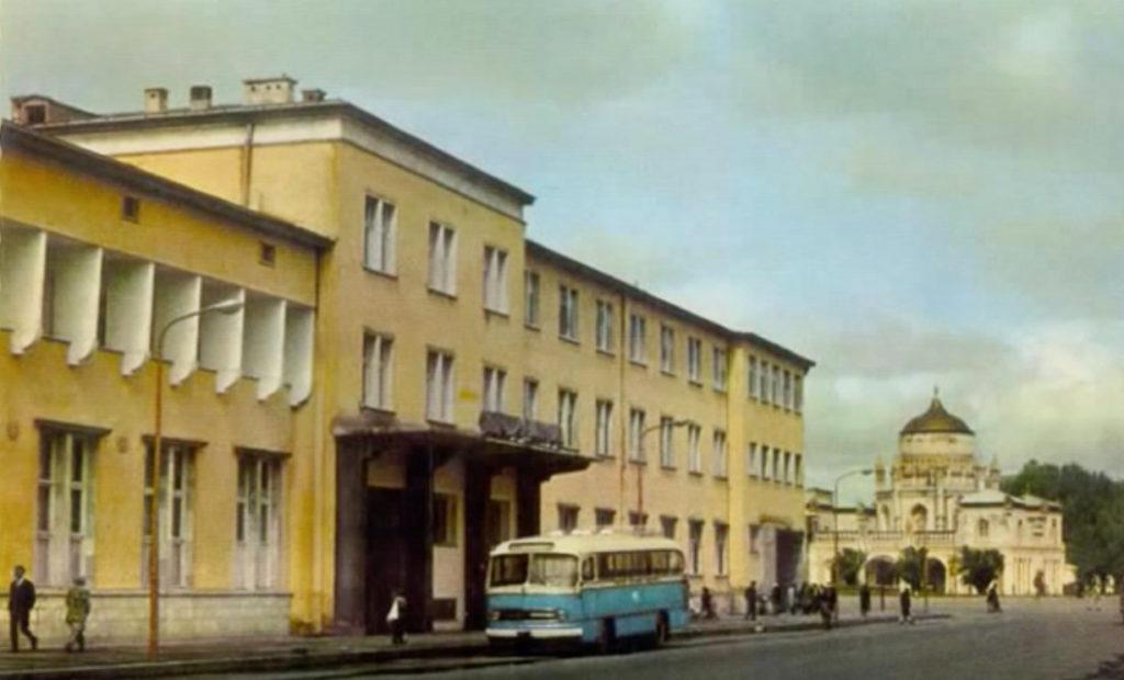 A bus parked in front of a building
Description automatically generated with low confidence