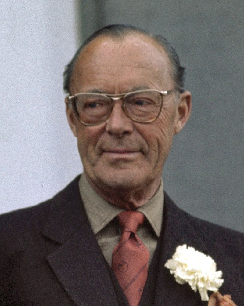 A person wearing glasses and a suit

Description automatically generated with medium confidence