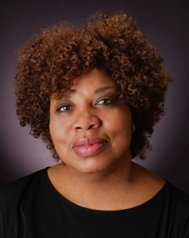 A person with curly hair
Description automatically generated