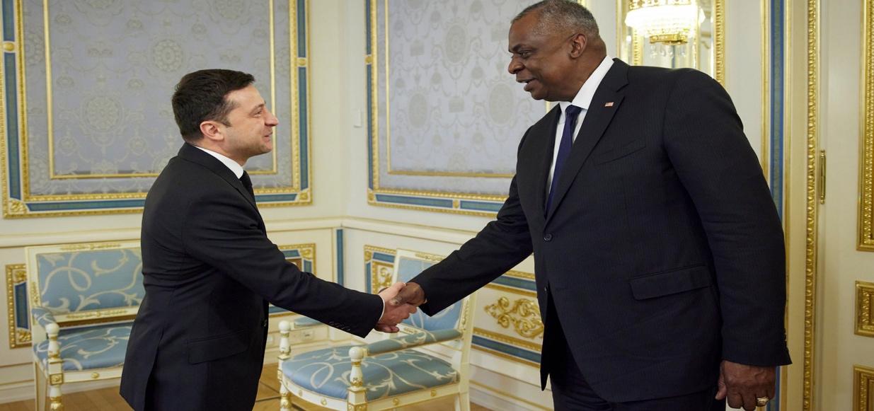 Two men shaking hands

Description automatically generated