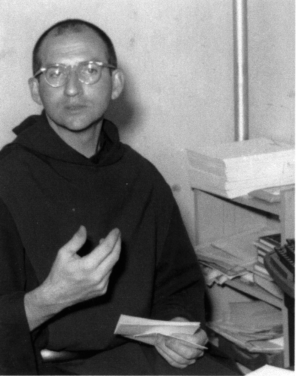 A person wearing glasses
Description automatically generated with low confidence