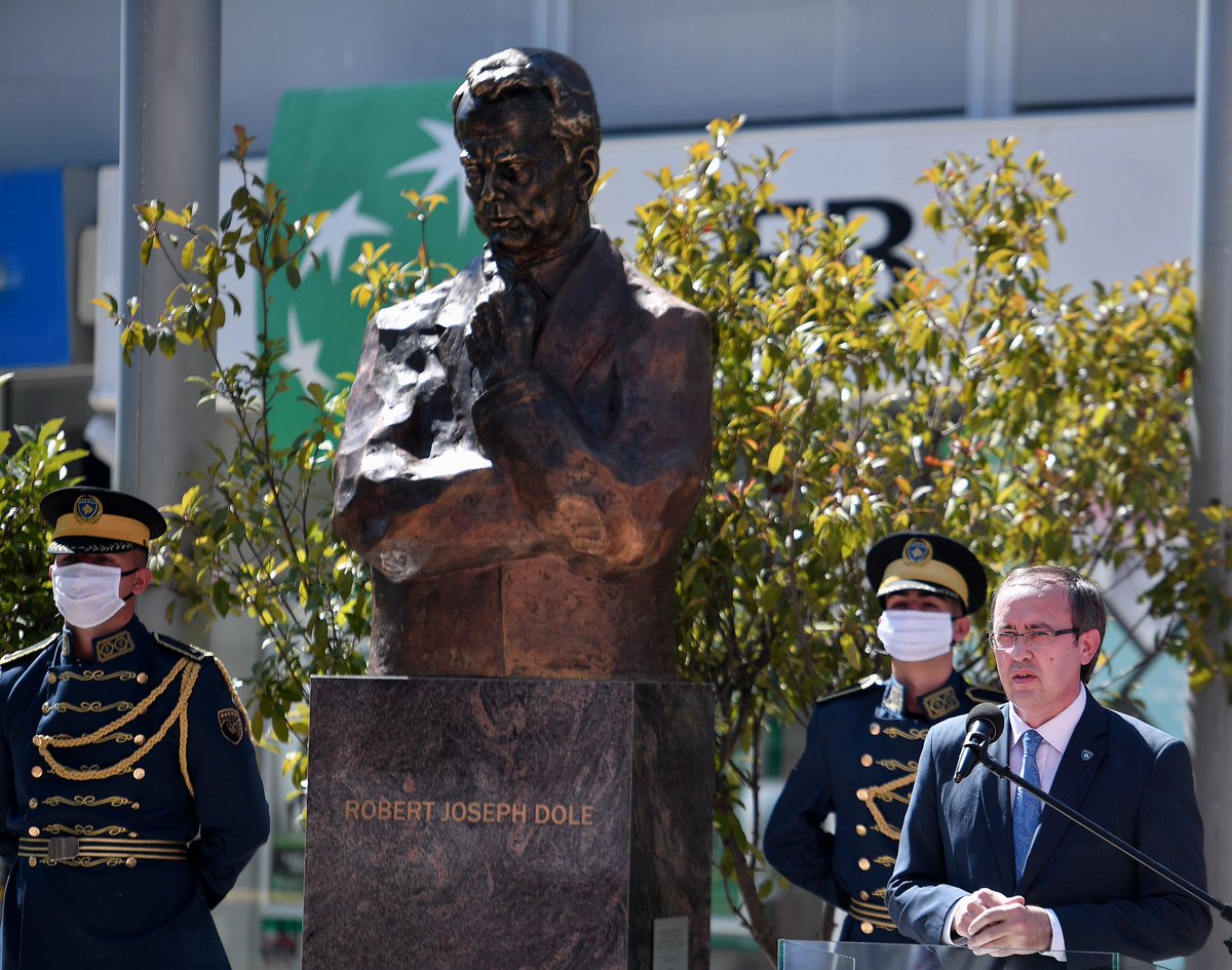 Avdullah Hoti ar Twitter: “Today we unveiled the statue of Senator Bob Dole  in Pristina. He is one of the first senior US officials to visit Pristina  and President Rugova in the most difficult days when the cornerstone of the  state of Kosovo was laid, as well as the ...