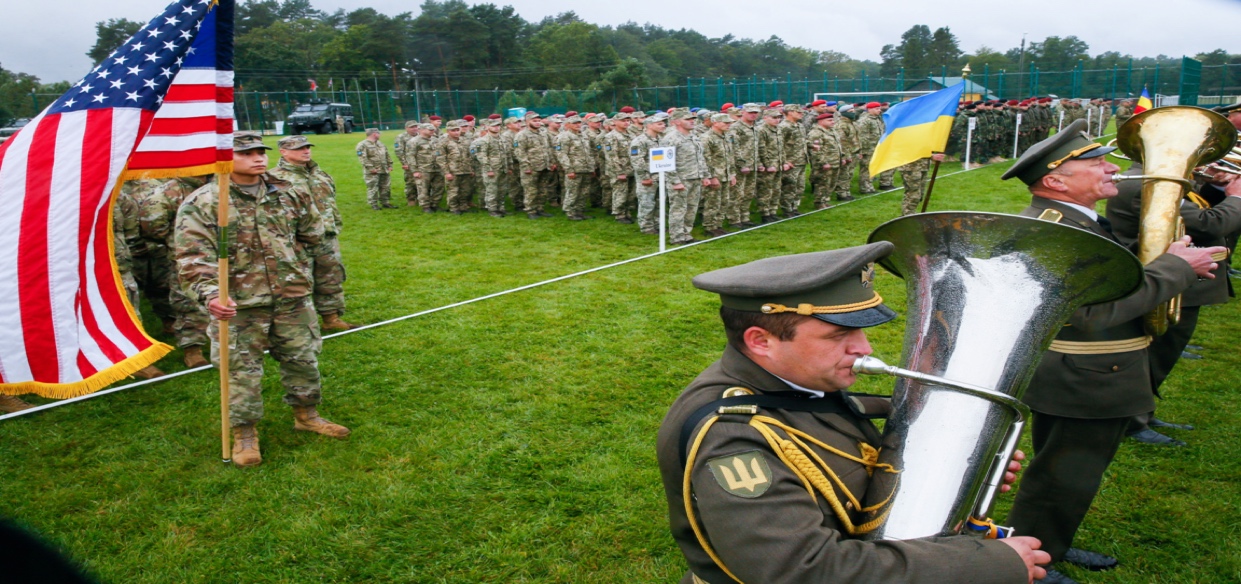 Servicemen of the U.S. and Ukrainian armies attend the opening ceremony of the "RAPID TRIDENT-2021" military exercise at Ukraine's International Peacekeeping Security Centre near Yavoriv in the Lviv region, Ukraine September 20, 2021. REUTERS/Gleb Garanich