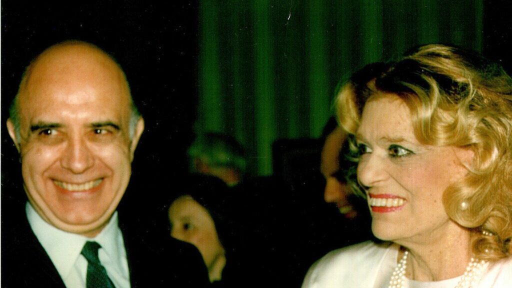 Two people smiling
Description automatically generated with medium confidence
