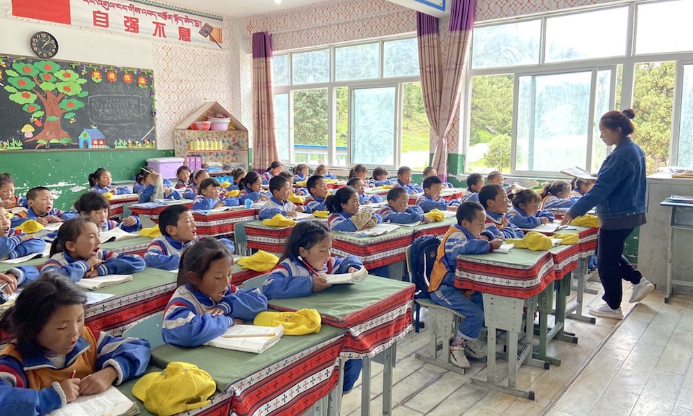 A person teaching children in a classroom

Description automatically generated with low confidence