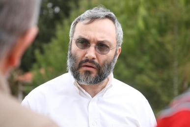 A person with a beard
Description automatically generated with low confidence