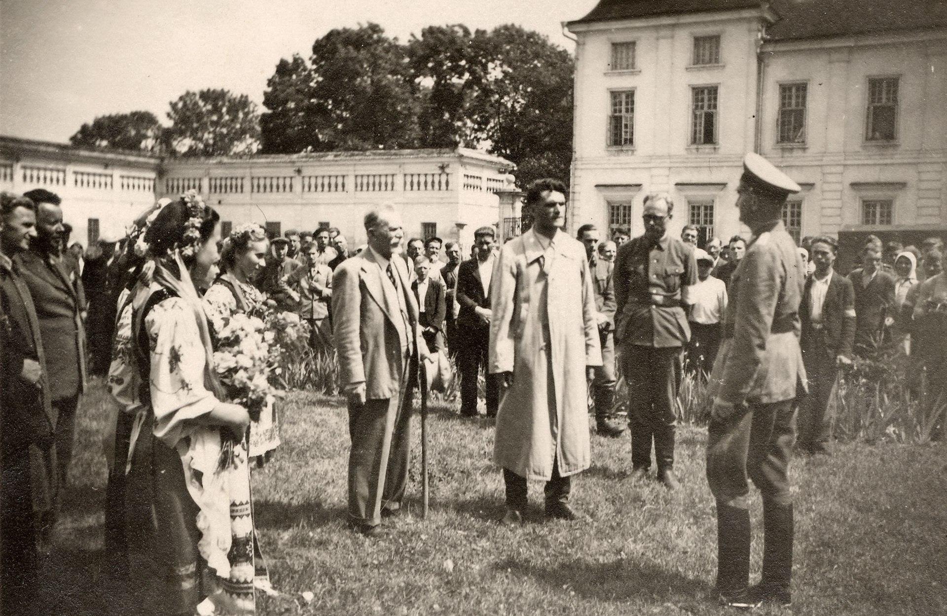 A group of people standing outside
Description automatically generated with medium confidence