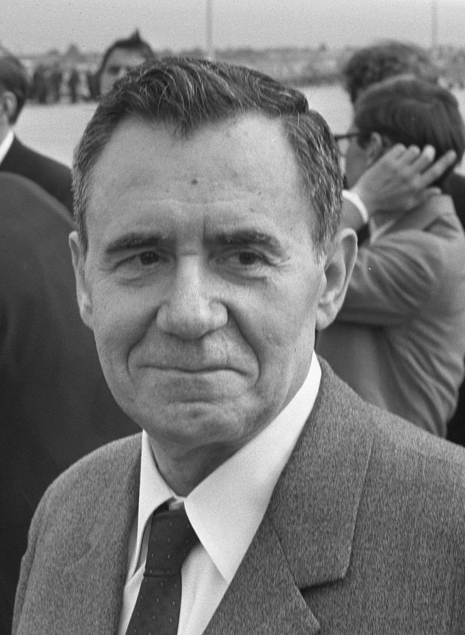 A person in a suit and tie

Description automatically generated with medium confidence
