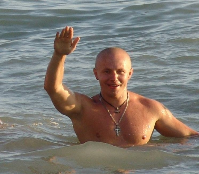 A person in the water
Description automatically generated with low confidence