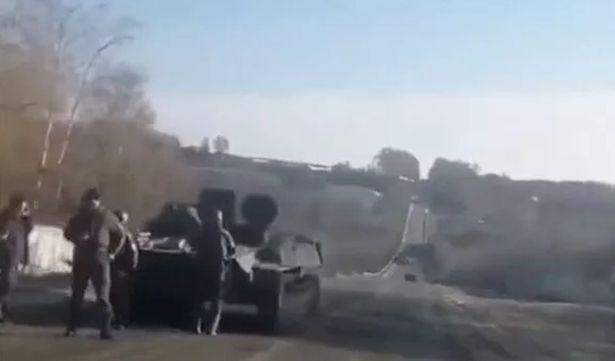 Ukrainian drivers mock stranded Russian troops after tank runs out of fuel on way to Kyiv
