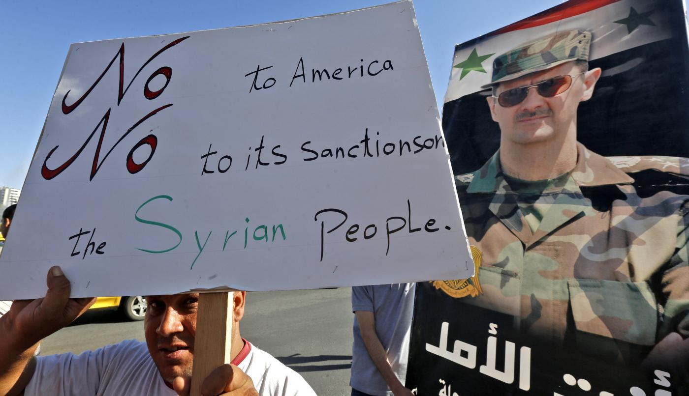 A person holding a sign

Description automatically generated with medium confidence