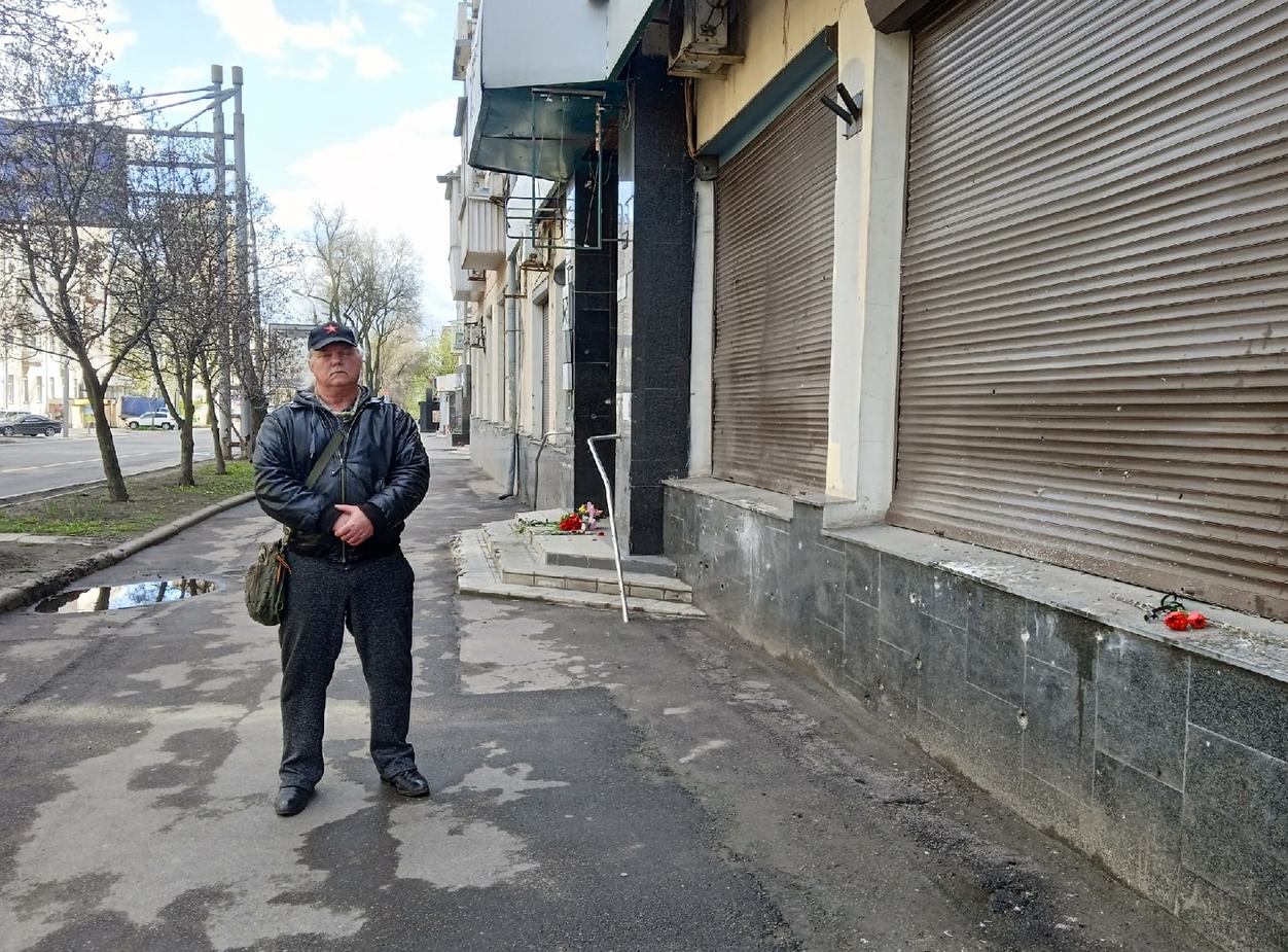 A person standing on a sidewalk

Description automatically generated with low confidence