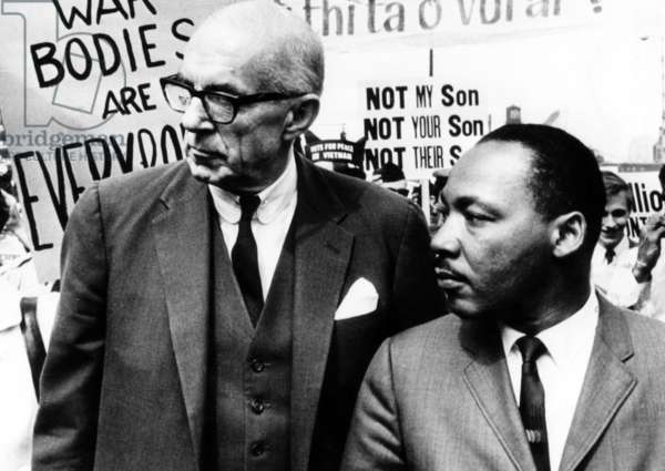 Dr. Benjamin Spock, Martin Luther King Jr., lead nearly 5,000 marchers  through the Chicago Loop to