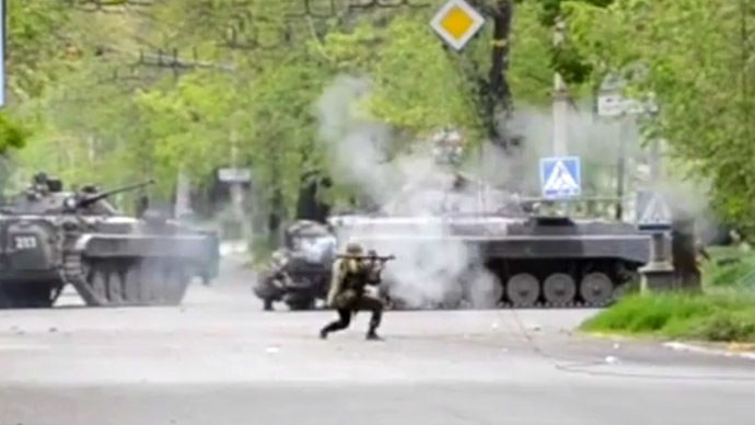 Kiev's army shoots at civilians, uses tanks, APCs in attack on Mariupol police HQ (VIDEO) — RT World News