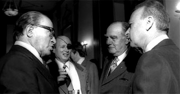 A group of men talking

Description automatically generated with medium confidence