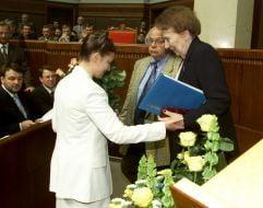 A person and person shaking hands

Description automatically generated with low confidence
