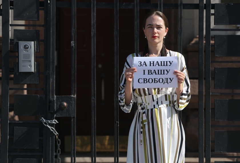 A person holding a sign
Description automatically generated