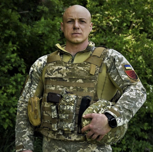 A person in military uniform
Description automatically generated with medium confidence