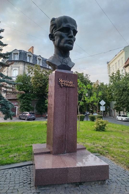 A statue of a person

Description automatically generated with low confidence