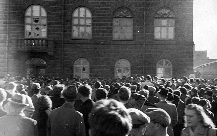 https://upload.wikimedia.org/wikipedia/commons/thumb/8/88/Fighting_breaks_out_between_anti-_and_pro-NATO_supporters%2C_and_police..jpg/700px-Fighting_breaks_out_between_anti-_and_pro-NATO_supporters%2C_and_police..jpg