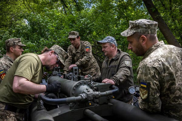 Soldiers with Ukraine’s 55th Separate Artillery Brigade cleaned and carried out maintenance on the howitzer.