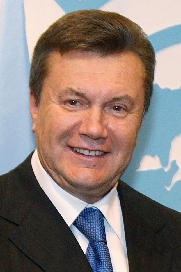 A person in a suit smiling

Description automatically generated with low confidence