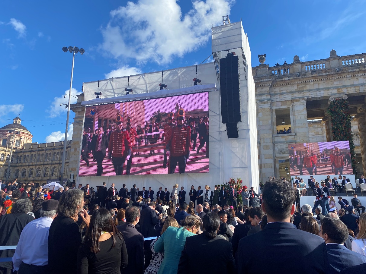 A large crowd of people in front of a stage

Description automatically generated with medium confidence