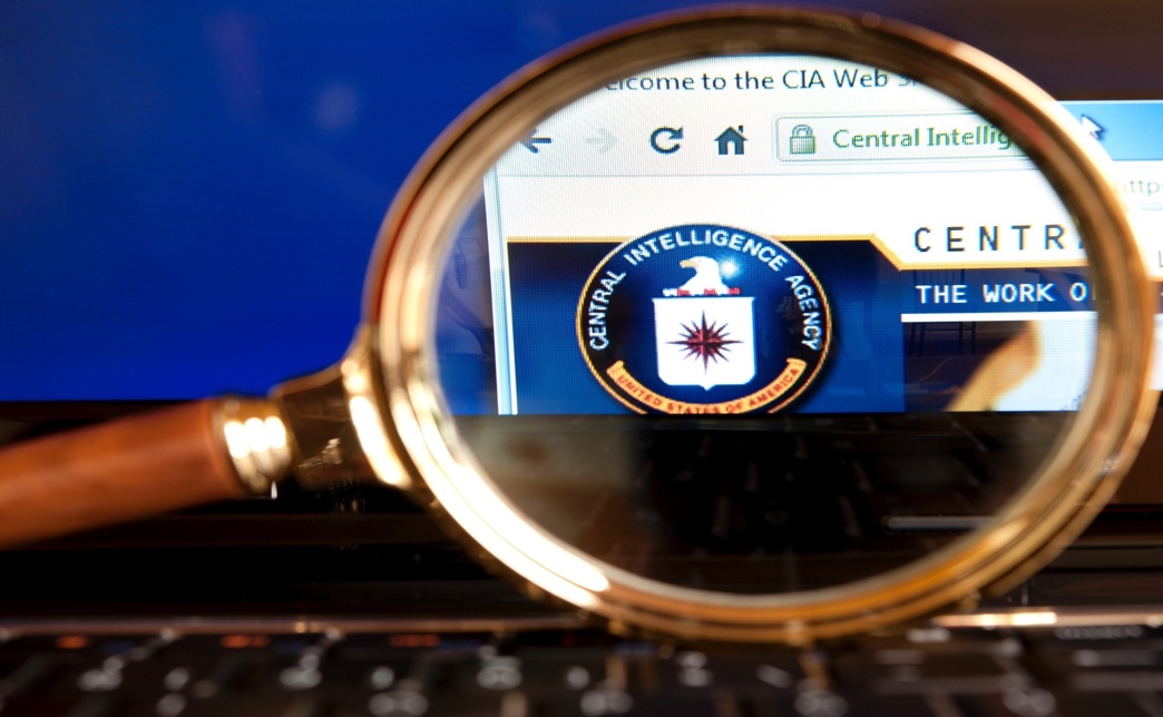 Ex-agente da CIA é condenado por vazar sistema de hacking ao WikiLeaks