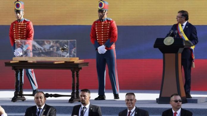 The first (and sudden) order of the president of Colombia Gustavo Petro was that the sword of Bolívar be brought to the Plaza de Bolívar.