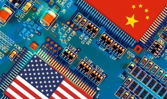 Chip con las banderas de Estados Unidos y China