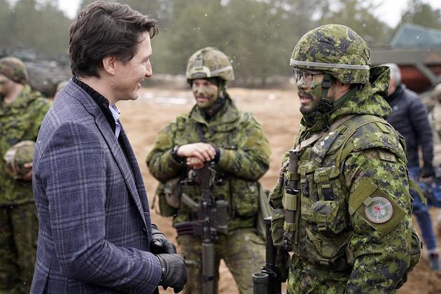 Justin Trudeau meets with a soldier.