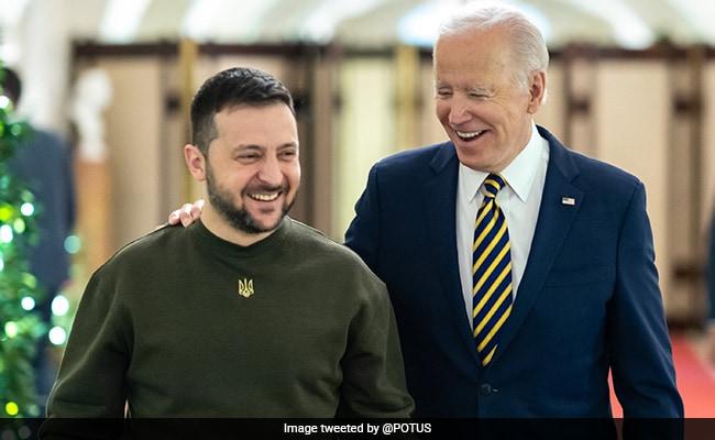 A couple of men smiling

Description automatically generated with low confidence