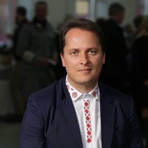 A person in a suit

Description automatically generated with medium confidence