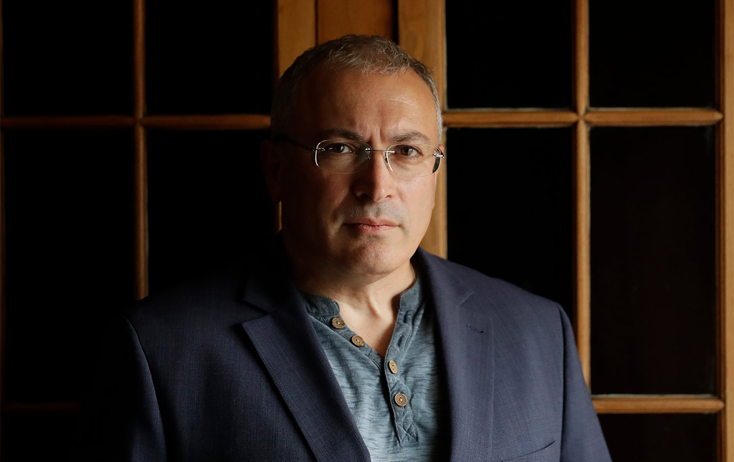 A person wearing glasses

Description automatically generated with medium confidence