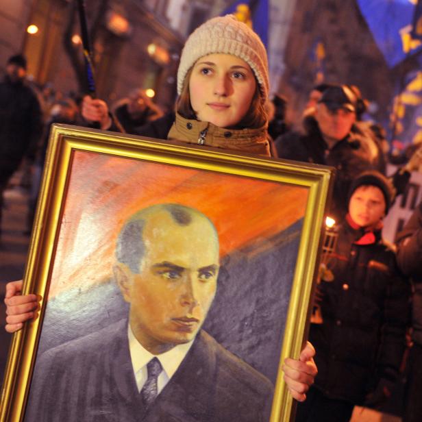 A person holding a picture

Description automatically generated with low confidence