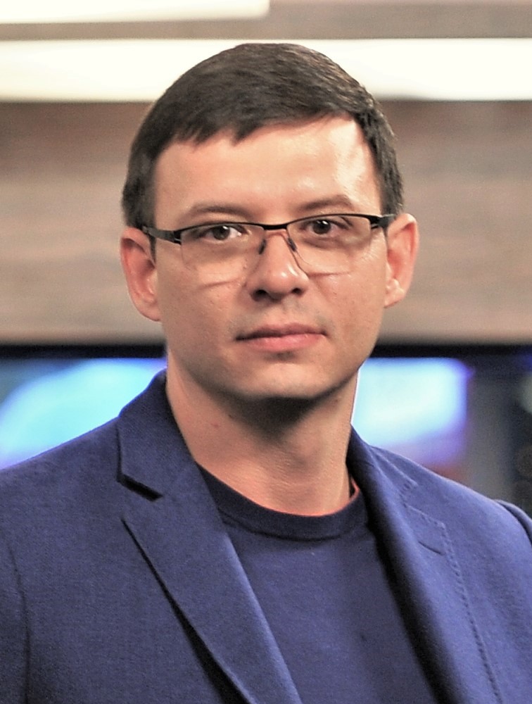 A person wearing glasses

Description automatically generated with medium confidence