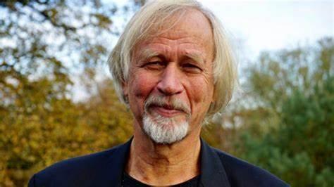 A person with white hair

Description automatically generated with low confidence