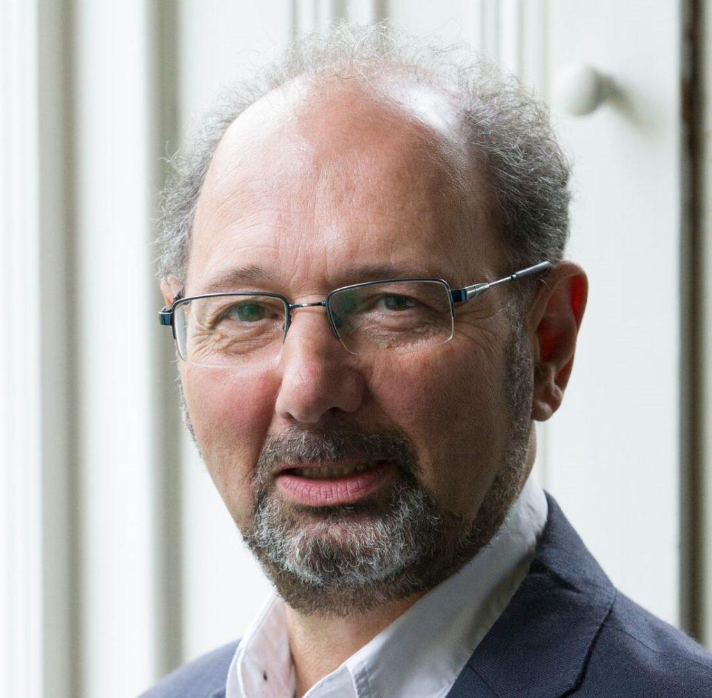 A person with a beard and glasses

Description automatically generated with low confidence